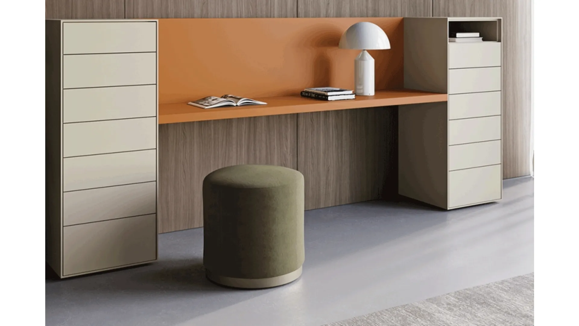 Pouf Besu in tessuto a base tonda in legno finitura ottone anticato di Dall'Agnese