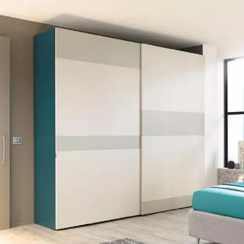 Armadio ad ante scorrevoli con forme geometriche ricche di colore, in finitura laccata opaca NC208 Slider Strip B di Moretti Compact
