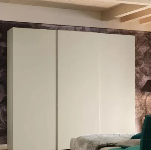 Armadio composto da tre moduli chiusi da ante scorrevoli di cui quella centrale nasconde un grande monitor tv NC209 Slider Fill di Moretti Compact