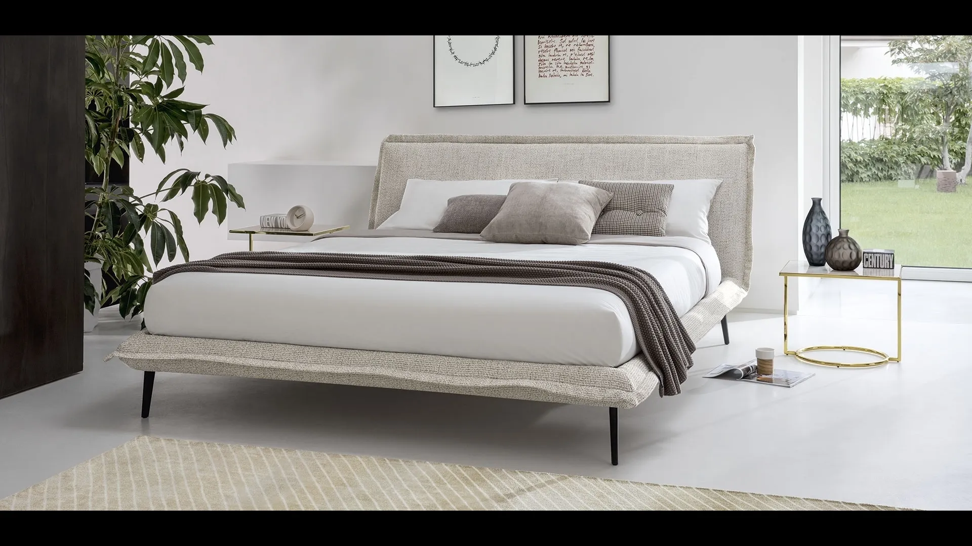 Letto in tessuto imbottito con piedini in metallo Fluff di Calligaris