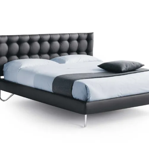 Letto in pelle imbottito con testiera in lavorazione capitonnè Hug 05 Low di Noctis