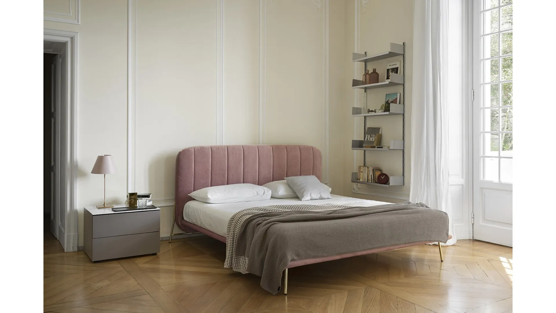 Letto in tessuto imbottito con testiera dalle cuciture verticali Le Marais di Calligaris