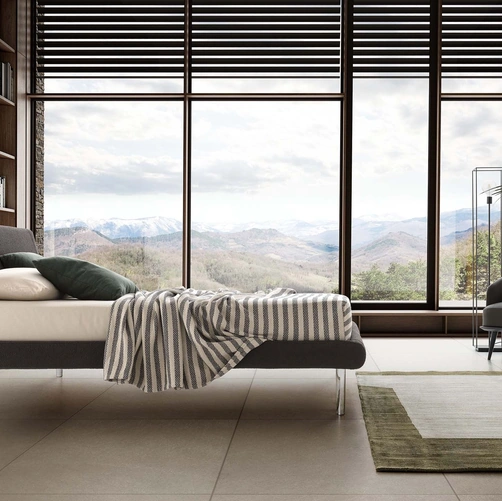 Letto Metropolitan in tessuto imbottito di Le Comfort