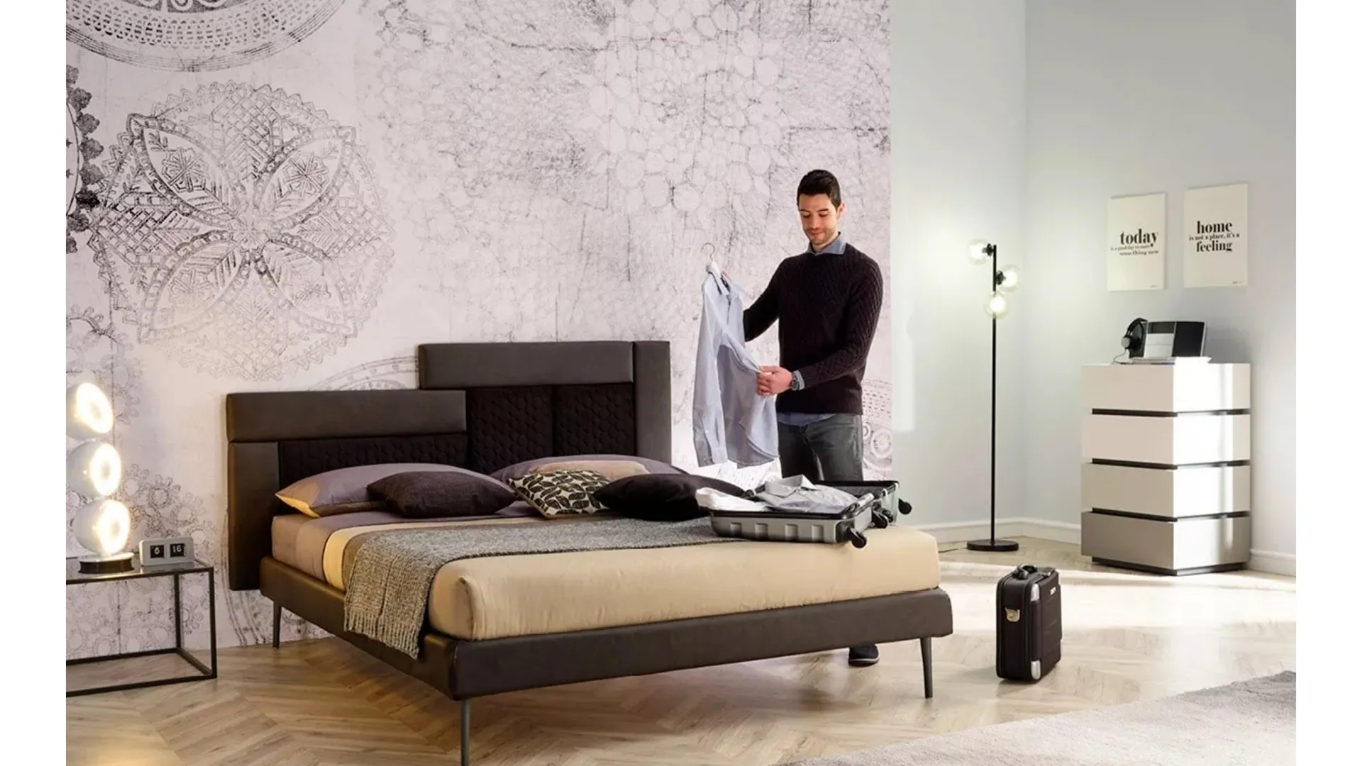 Letto in tessuto con testiera asimmetrica SC224 di Moretti Compact