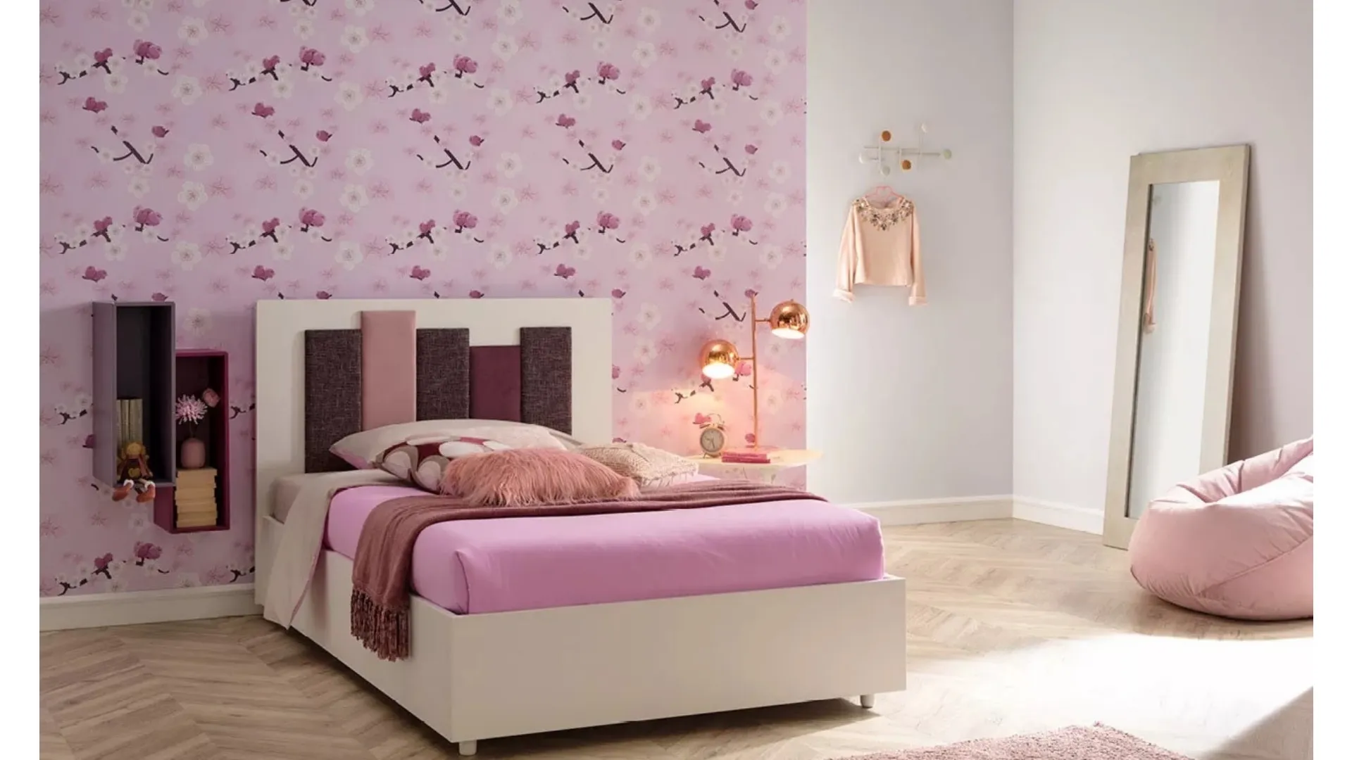Letto ad una piazza e mezza in melaminico bianco e testiera originale con inserti in tessuto imbottito SC108 di Moretti Compact