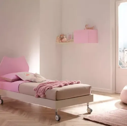 Letto singolo in nobilitato Quarzo con testiera Cat dalle linee pulite laccata Cipria e quattro comode ruote SC102 di Moretti Compact