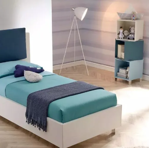 Letto moderno in nobilitato Bianco Luce con testiera  Plane Pillow parzialmente rivestita in tessuto imbottito SC117 di Moretti Compact