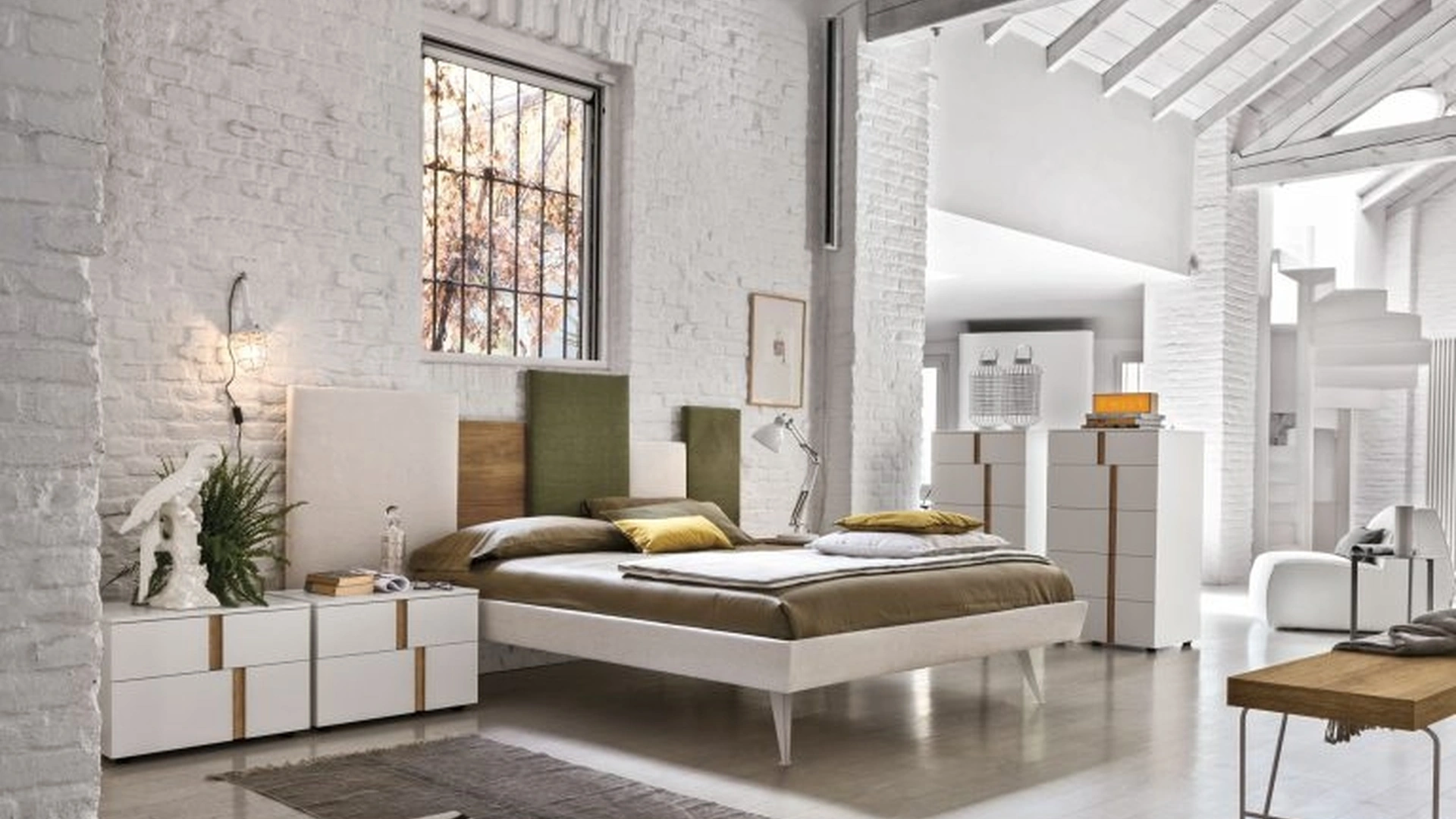 Letto in tessuto imbottito con testiera Skyline di Tomasella