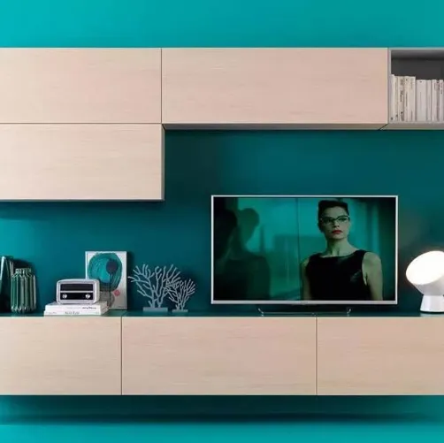 Parete attrezzata su boiserie color pavone, lineare ed essenziale LV118 di Moretti Compact