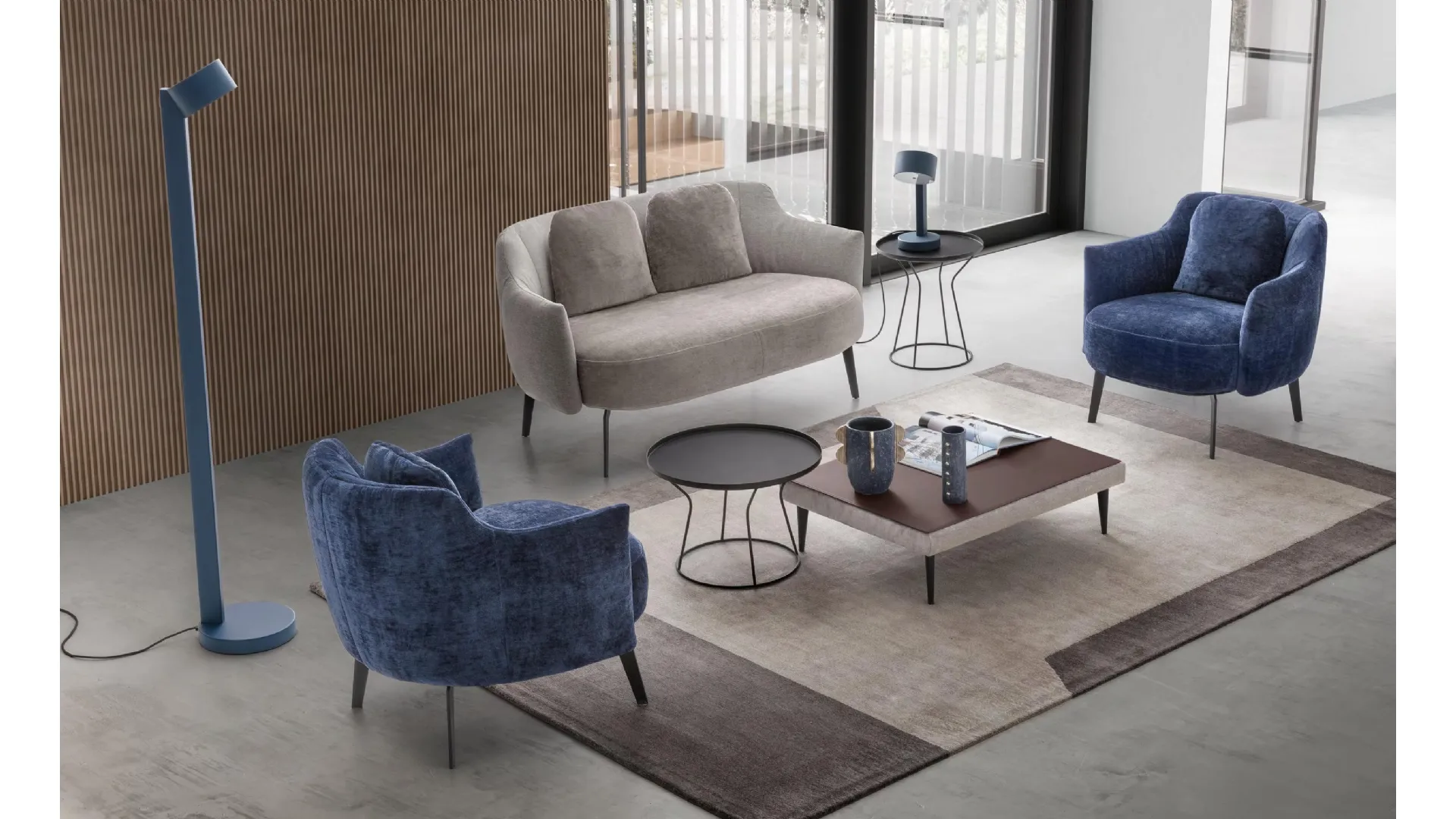 Divano lineare in tessuto Shelley Loveseat di Le Comfort