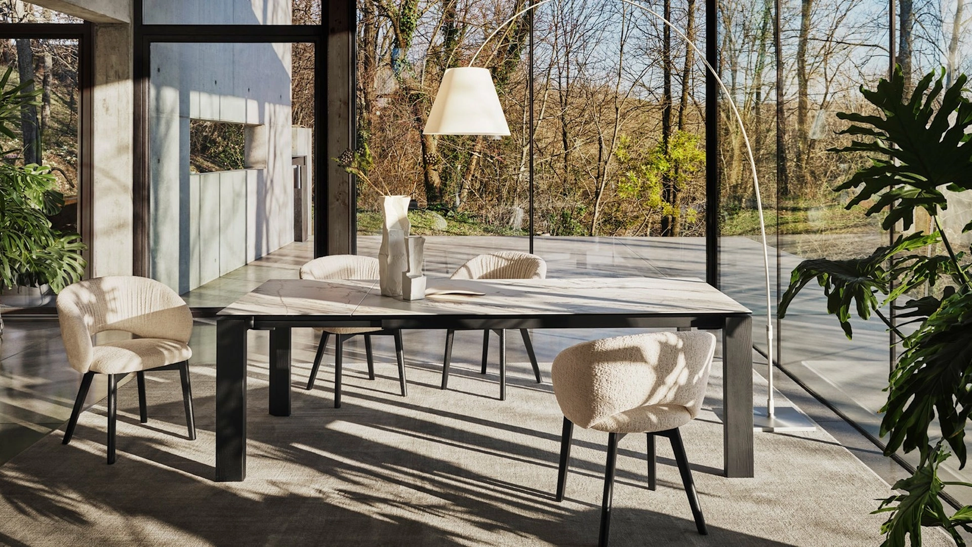 Sedia Anime in tessuto imbottito con gambe in legno di Calligaris