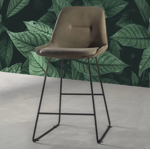 Sgabello Norway Stool slitta in eco Nabuk con struttura in metallo verniciato nero di La Seggiola