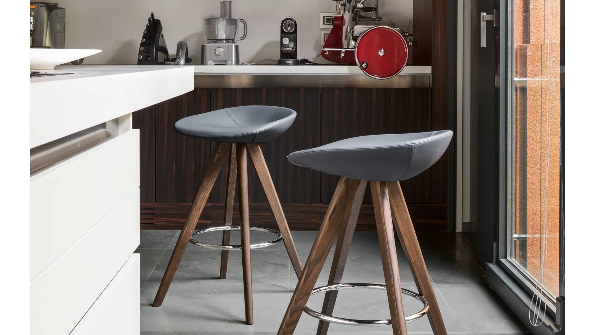 Sgabello in ecopelle con struttura in legno massello Palm di Calligaris