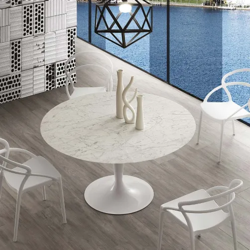 Tavolo rotondo Island Marble con top in marmo bianco di Carrara e base in acciaio verniciato bianco di La Seggiola