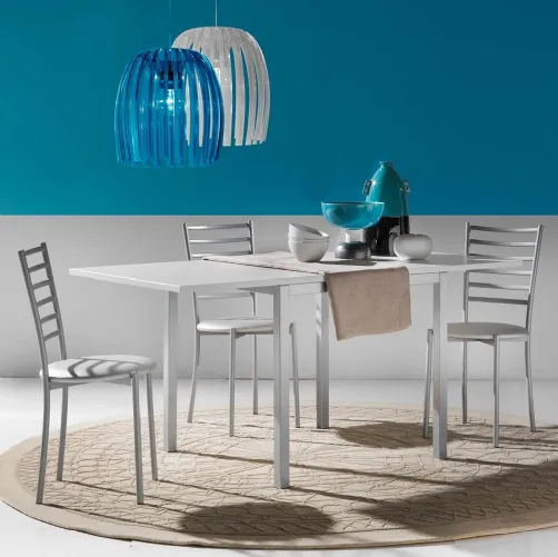 Tavolo allungabile Web in nobilitato bianco con base in metallo verniciato alluminio di La Seggiola