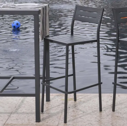 Sgabello da giardino Out Metal alto in acciaio zincato e verniciato poliestere per esterni di La Seggiola