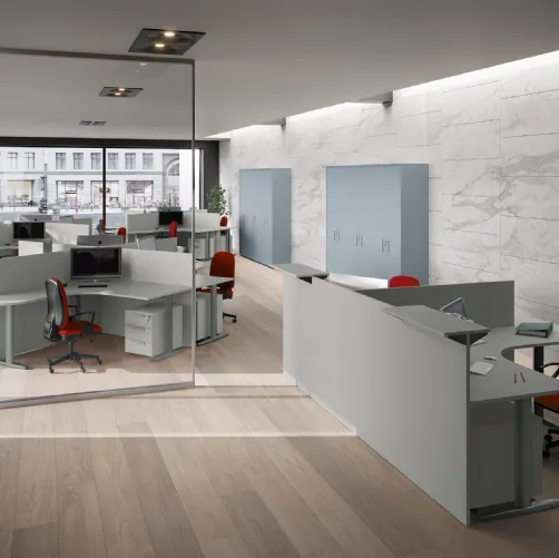 Scrivania Operativa sagomata con divisori Teko 10 in laccato opaco grigio di Colombini Office